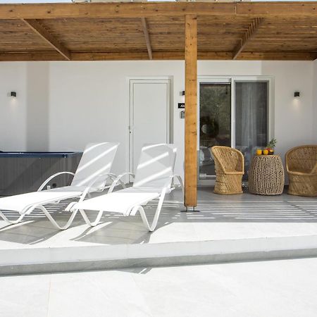 Calma Luxury Studios & Suites ファリラキ エクステリア 写真