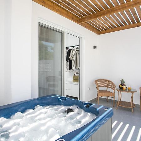 Calma Luxury Studios & Suites ファリラキ エクステリア 写真