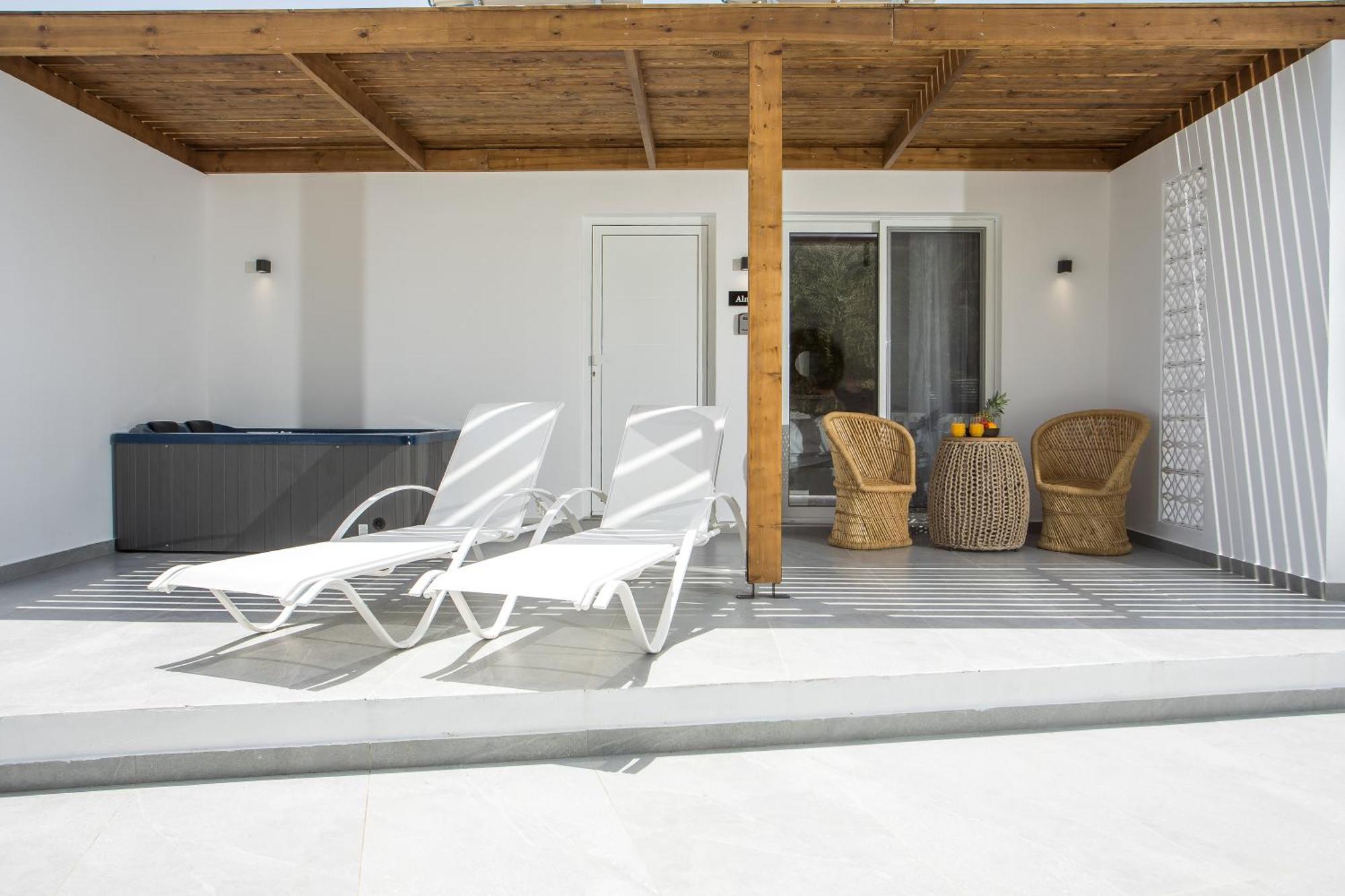 Calma Luxury Studios & Suites ファリラキ エクステリア 写真