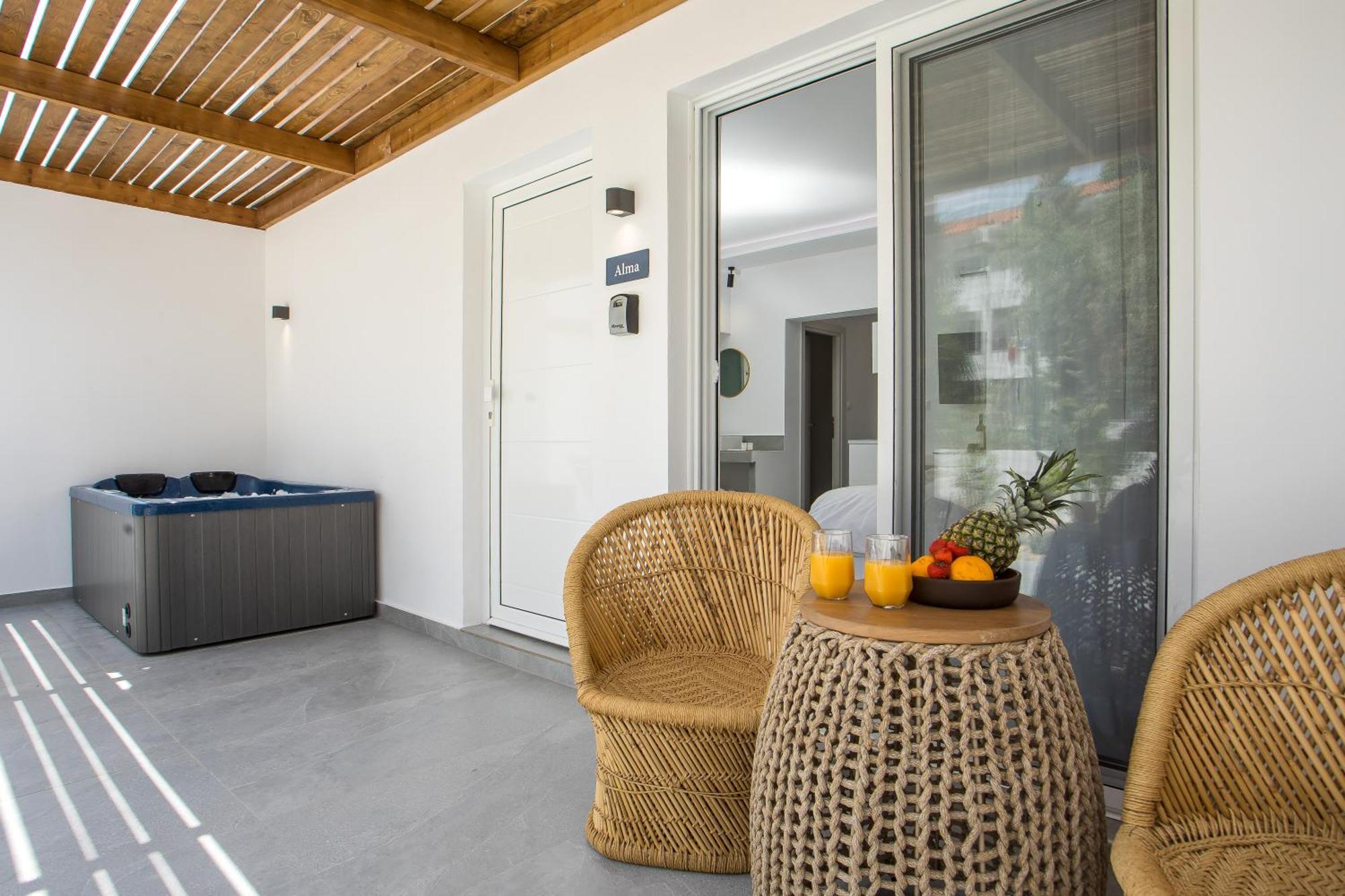 Calma Luxury Studios & Suites ファリラキ エクステリア 写真