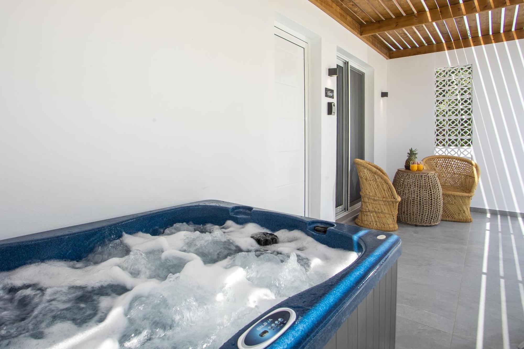 Calma Luxury Studios & Suites ファリラキ エクステリア 写真