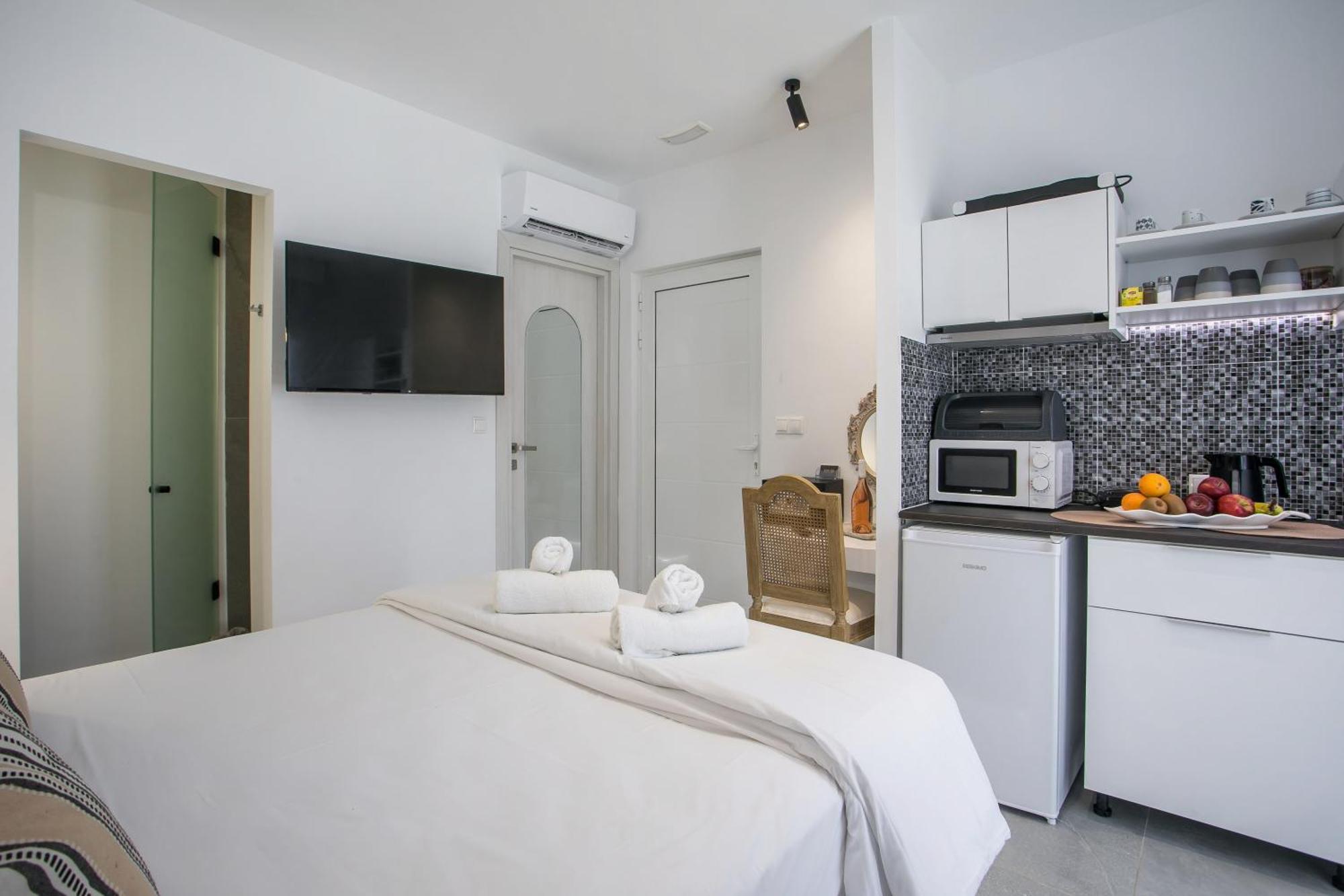 Calma Luxury Studios & Suites ファリラキ エクステリア 写真