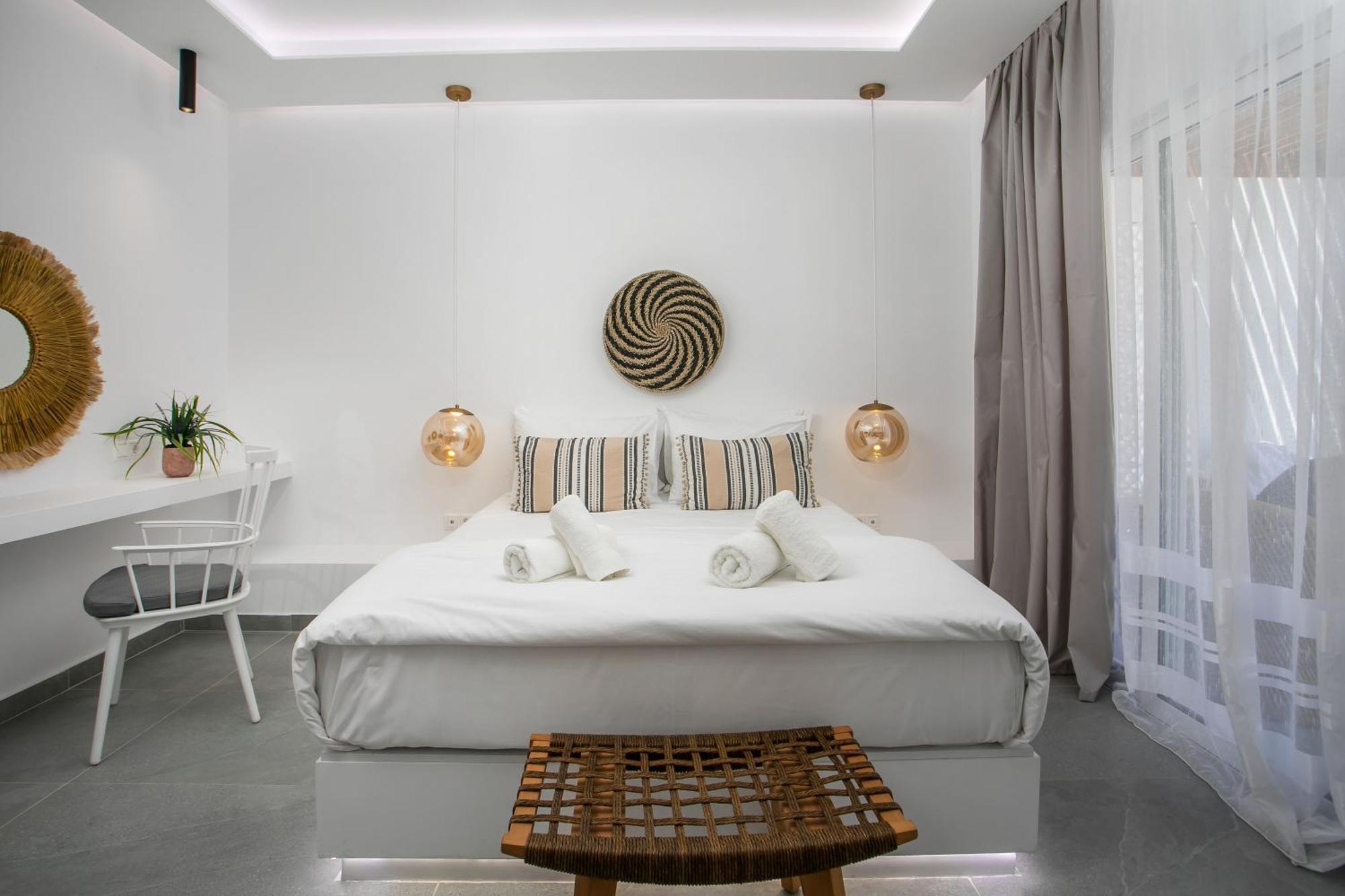 Calma Luxury Studios & Suites ファリラキ エクステリア 写真