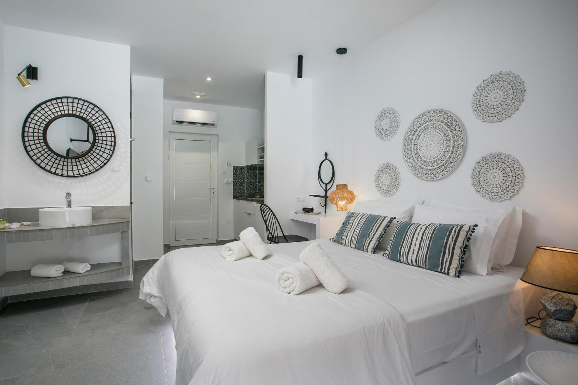 Calma Luxury Studios & Suites ファリラキ エクステリア 写真