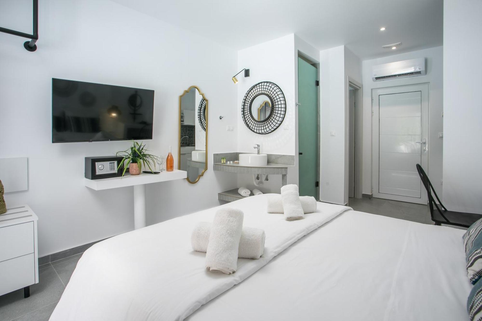 Calma Luxury Studios & Suites ファリラキ エクステリア 写真