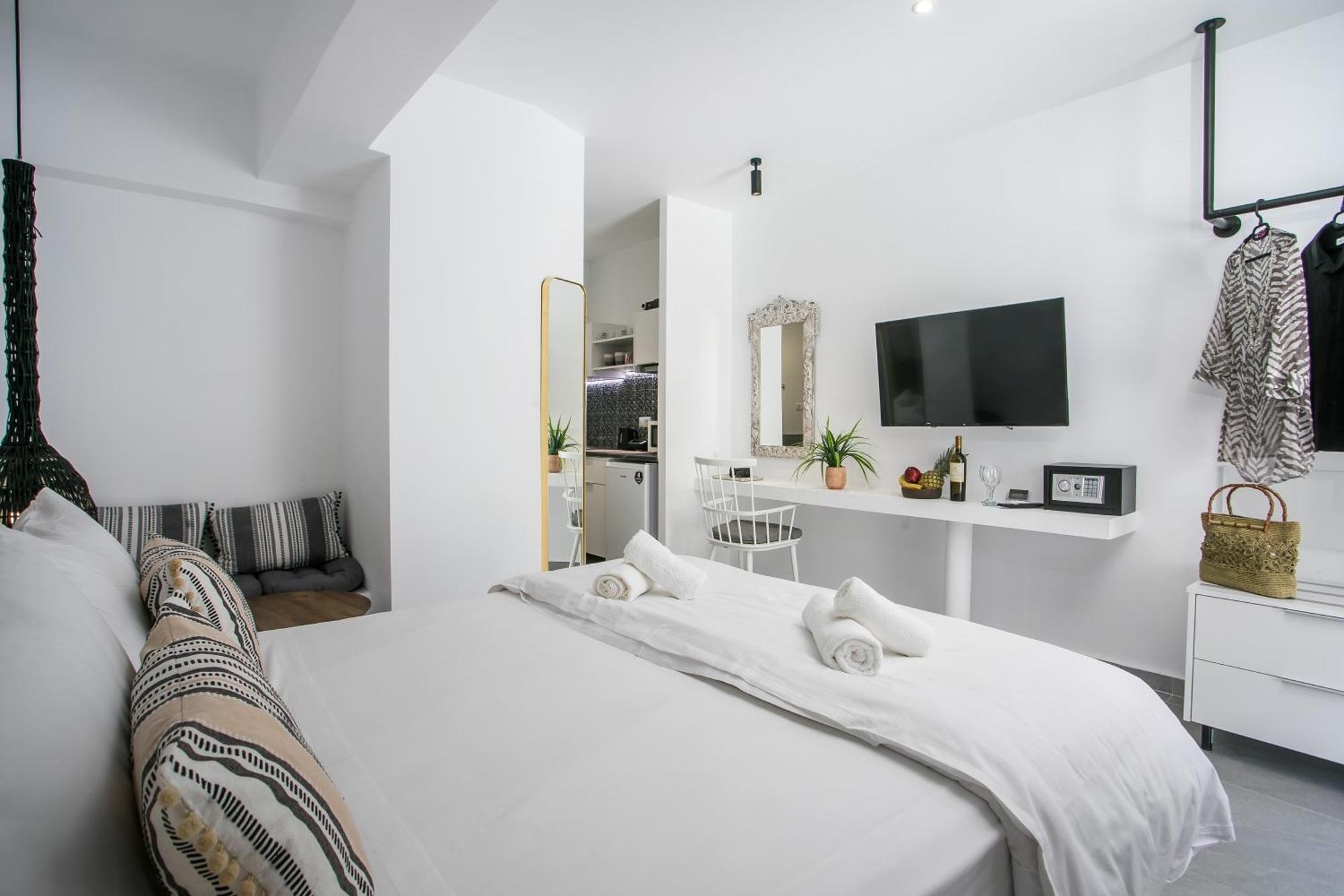 Calma Luxury Studios & Suites ファリラキ エクステリア 写真
