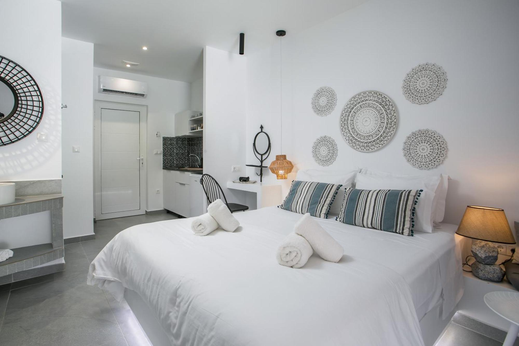 Calma Luxury Studios & Suites ファリラキ エクステリア 写真