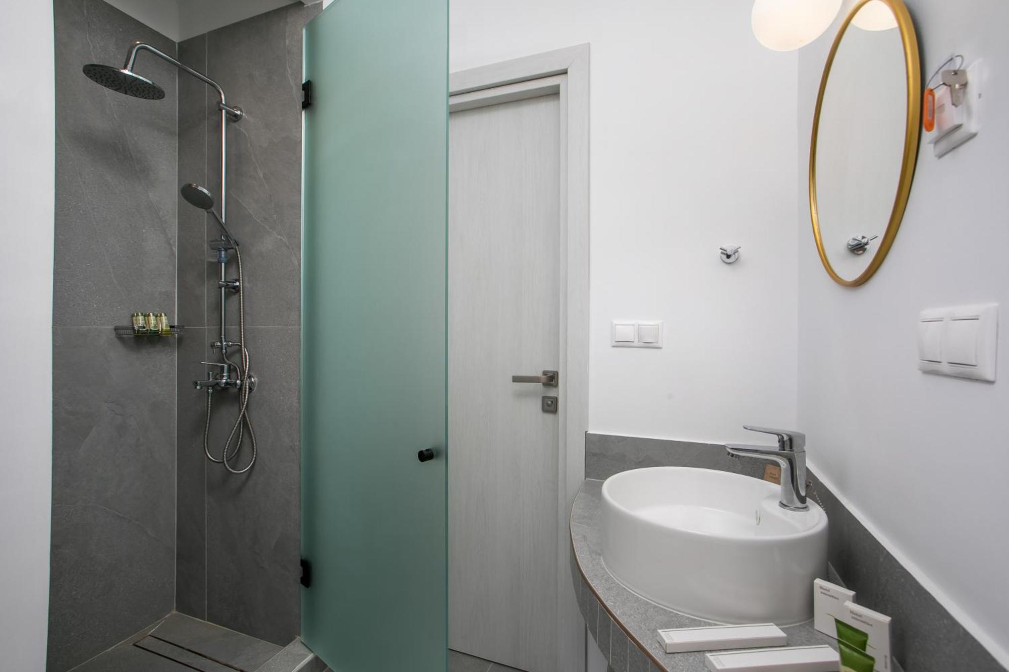 Calma Luxury Studios & Suites ファリラキ エクステリア 写真