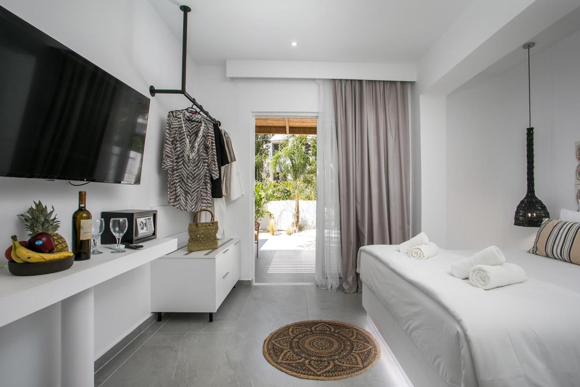 Calma Luxury Studios & Suites ファリラキ エクステリア 写真