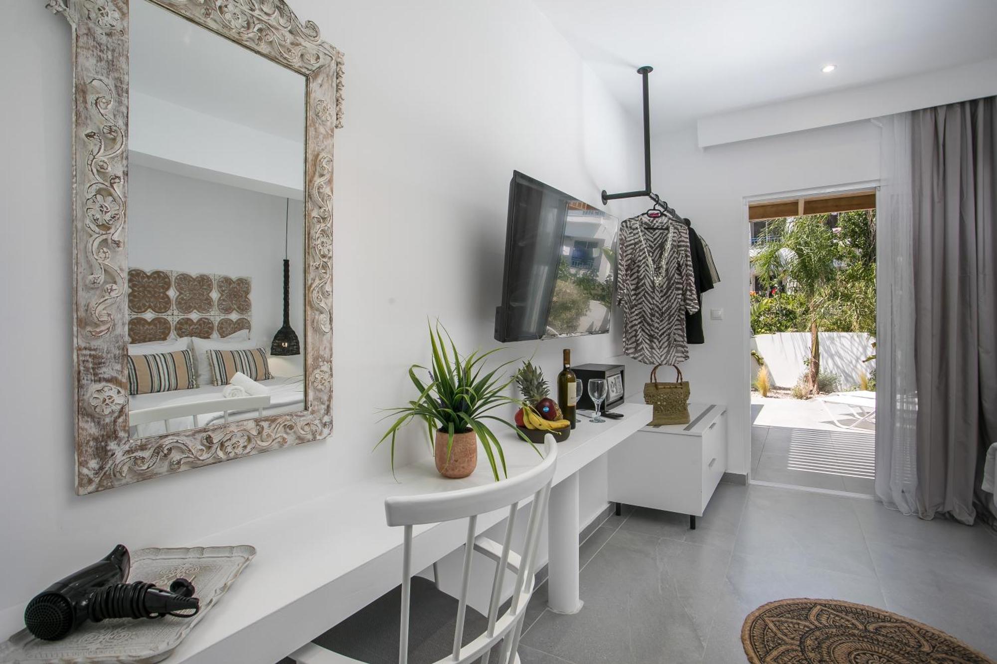 Calma Luxury Studios & Suites ファリラキ エクステリア 写真
