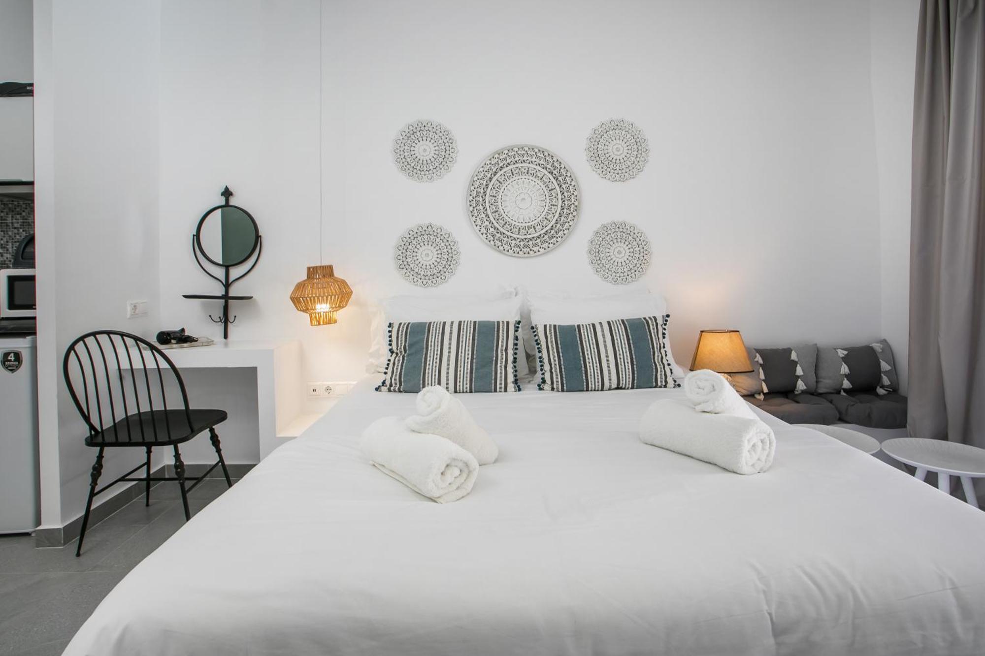 Calma Luxury Studios & Suites ファリラキ エクステリア 写真