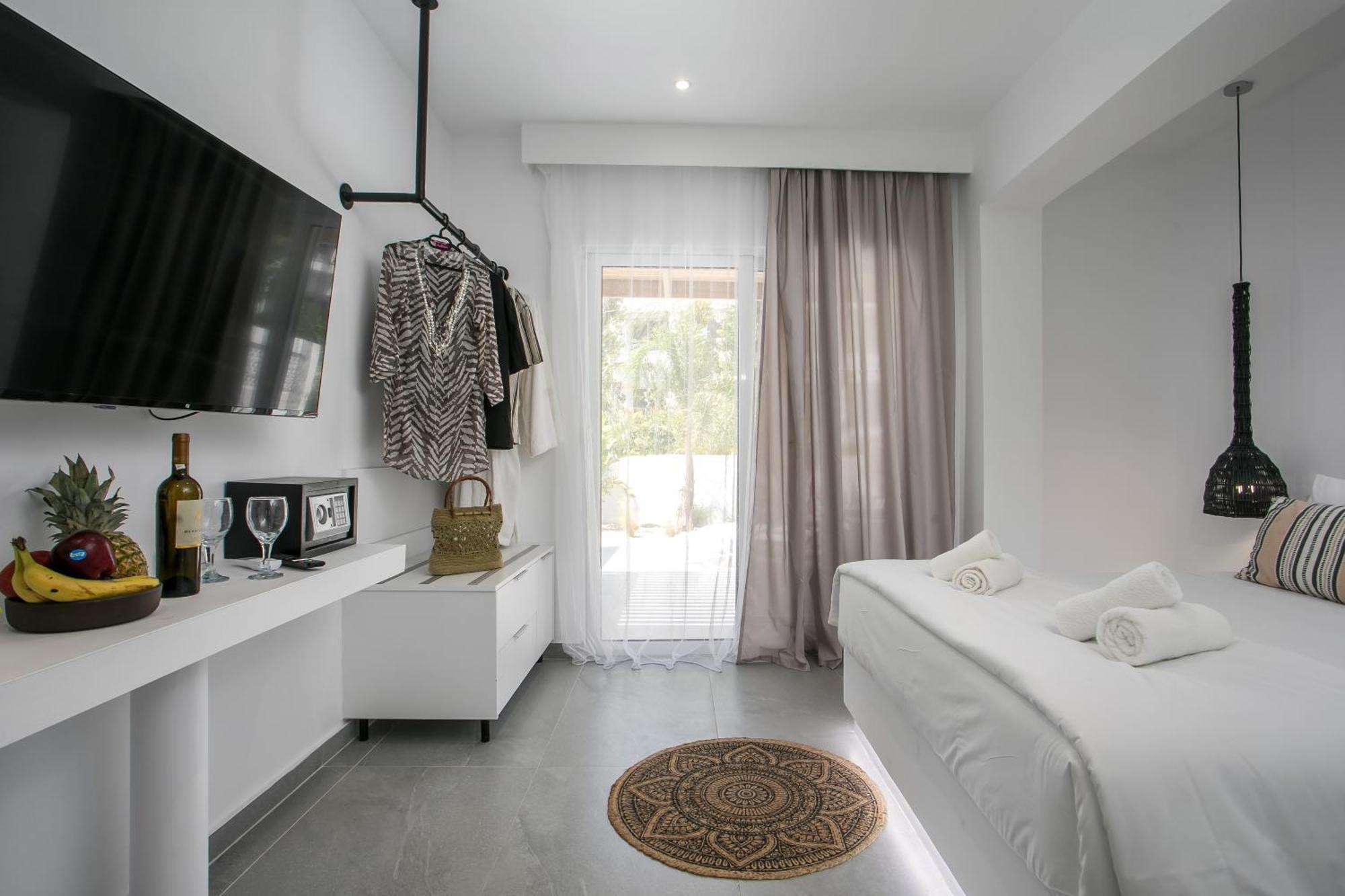 Calma Luxury Studios & Suites ファリラキ エクステリア 写真